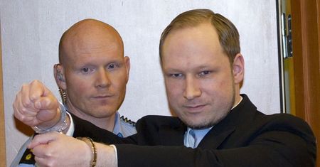 W więzieniu ma nawet konsolę. Morderca 77 osób pozwał państwo