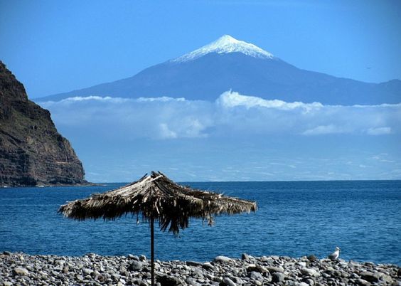 Widok na szczyt Teide z wyspy La Gomera 