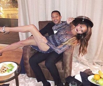 Chrissy Teigen prezentuje ogromy ciążowy brzuszek. Zbyt odważne zdjęcie?