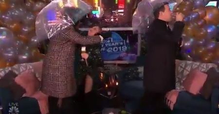 Chrissy Teigen uderzyła się w twarz parasolem. Wszystko na oczach milionów widzów
