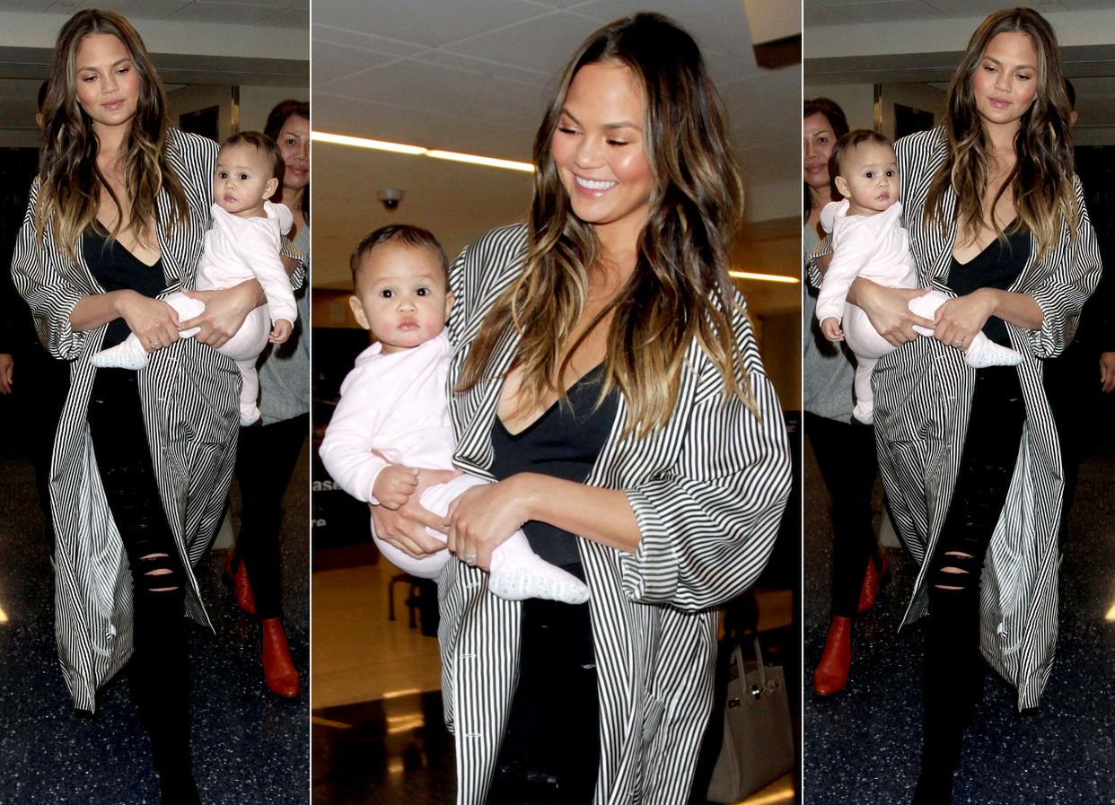 LOOK OF THE DAY: Chrissy Teigen w pasiastej narzutce