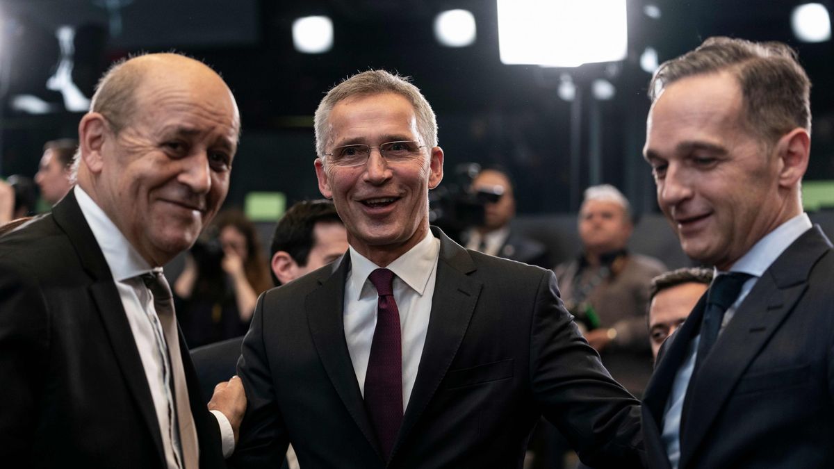 NATO w kryzysie. Nad możliwymi rozwiązaniami rozmawiają sekretarz Jens Stoltenberg (w środku) i szefowie dyplomacji Francji i Niemiec