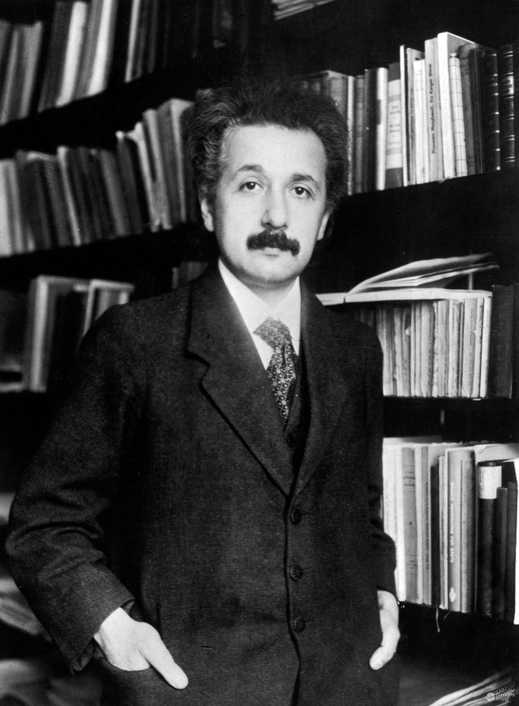 <h2> 8. Albert Einstein - 11 mln </h2>