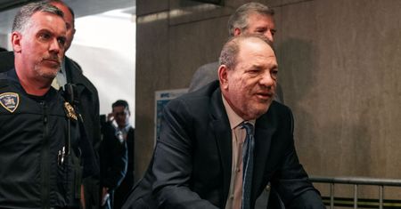 Harvey Weinstein ma dla siebie całe piętro w więzieniu. Grozi mu 25 lat