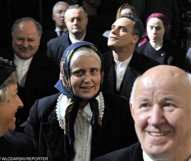 Stulecie Winnych. Kinga Preis z siwymi włosami i w chuście. Wygląda jak staruszka