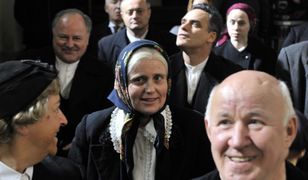 Stulecie Winnych. Kinga Preis z siwymi włosami i w chuście. Wygląda jak staruszka
