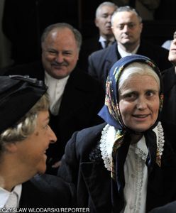 Stulecie Winnych. Kinga Preis z siwymi włosami i w chuście. Wygląda jak staruszka