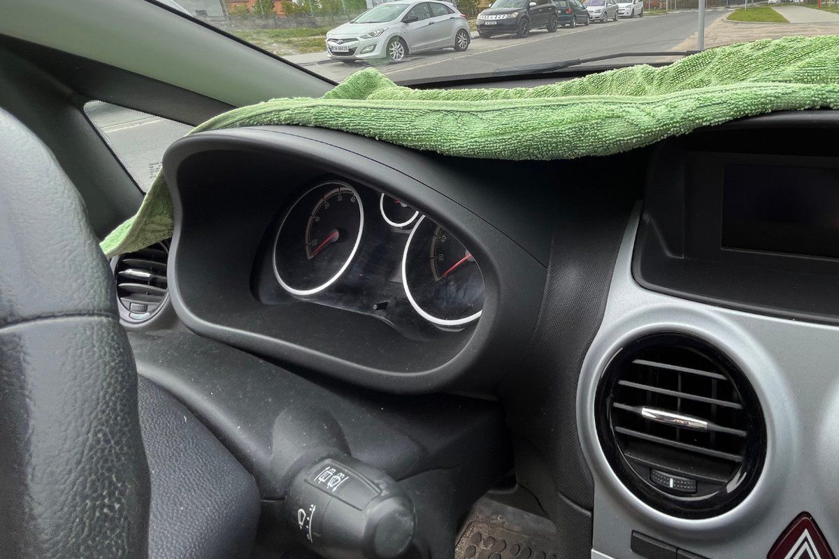 Ręcznik na desce rozdzielczej to sprawdzony trik na ochronę auta. Fot. Genialne.pl