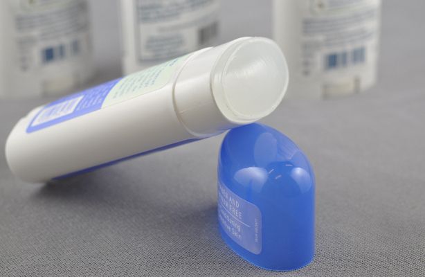 To jest po prostu wspaniałe. Nałóż trochę sody na wilgotny wacik i stwórz skuteczny naturalny dezodorant.