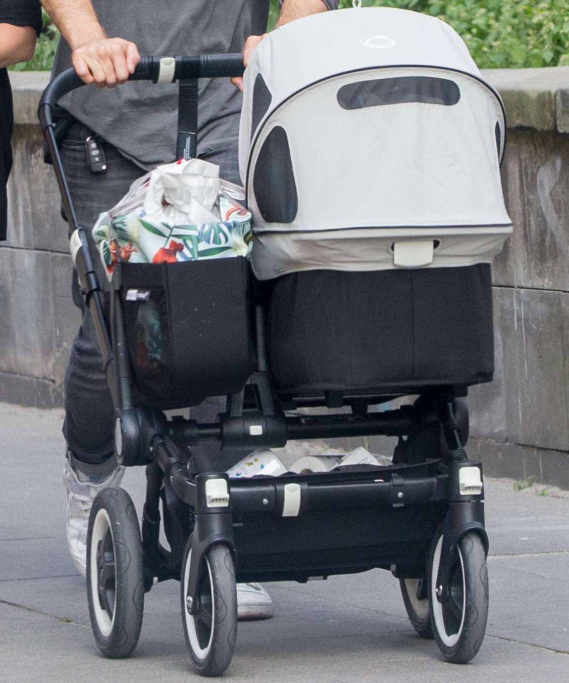Maciej Zakościelny i Paulina Wyka z dziećmi na spacerze