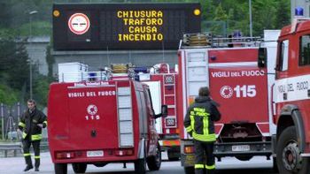 Wozy strażackie przed wjazdem do włoskiej części alpejskiego tunelu Frejus