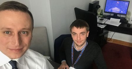 Skąd poseł Brejza wyciąga te wszystkie afery na PiS? Śledczą robotę odwala student