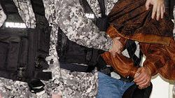 Osłaniany przez zamaskowanych policjantów Maciej J.