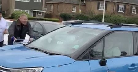 Potrącił dwie osoby. Tłum chciał zatrzymać złodzieja na parkingu
