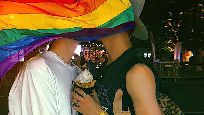 Znani geje całują się