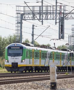 Koleje Mazowieckie: 44-latek powybijał szyby w pociągu