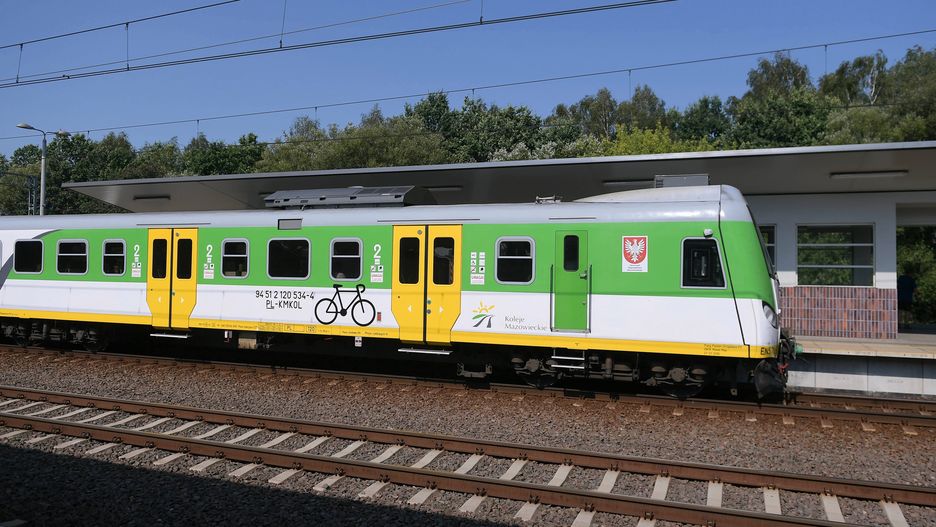 Warszawa. Skład Kolei Mazowieckich na stacji kolejowej w Zielonce, sierpień 2019 r.