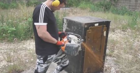 Kupili zamknięty sejf na aukcji. Zawartość ich zszokowała