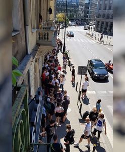 Upał im nie przeszkadza. Fani Harry'ego Pottera stoją w kolejce pod sklepem z butami