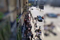 Upał im nie przeszkadza. Fani Harry'ego Pottera stoją w kolejce pod sklepem z butami