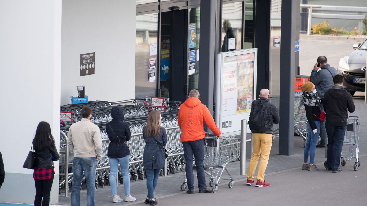 Po wprowadzeniu nowych zasad, pod sklepami ustawiają się gigantyczne kolejki. Były też przed świętami