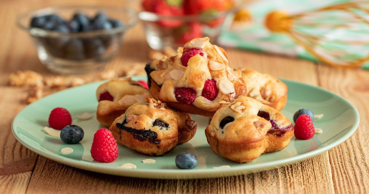 Puszyste pancakes z owocami jako babeczki. Jak zrobić? Przepis na deser