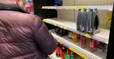 Kibice zjechali do Zakopanego. Pustki na sklepowych półkach, do kas kolejki po horyzont