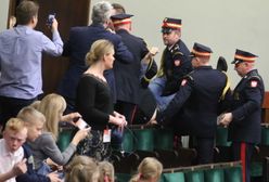 Awantura w Sejmie. Straż marszałkowska wyniosła mężczyznę z galerii