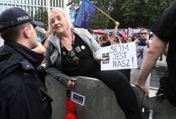 Przepychanki z policją przed parlamentem. Posłanka wwiozła na teren Sejmu w bagażniku 2 osoby
