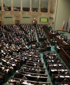 Wysokie poparcie dla PiS, PSL poza Sejmem. Sondaż CBOS