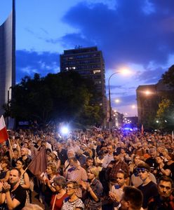 "Cały naród pięści w górę. Obalimy dyktaturę!". Kolejny dzień sejmowej batalii o Sąd Najwyższy