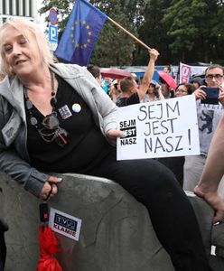 Przepychanki z policją przed parlamentem. Posłanka wwiozła na teren Sejmu w bagażniku 2 osoby