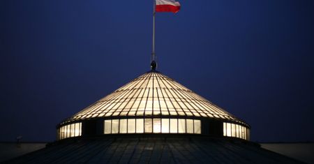 Przez trzy lata przed Sejmem będzie dyżurowała karetka. Za 1,3 mln zł