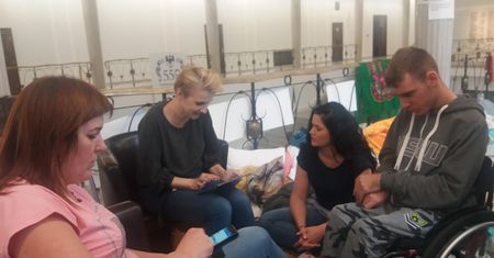 Życie protestujących w Sejmie od kuchni. "Z Aniołem, Osą i Wenus  nie da się wygrać”