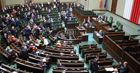 Majmurek: "Posiedzenie Sejmu przerwane. PiS znów kpi sobie z parlamentu"