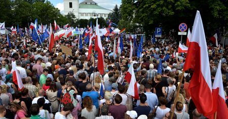 Nagi Kaczyński w holenderskiej gazecie. Satyryczny rysunek o sytuacji w Polsce