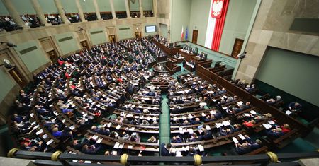 Burzliwy dzień w Sejmie. Przegłosowano ważne ustawy, a Kaczyński czytał "Atlas kotów"