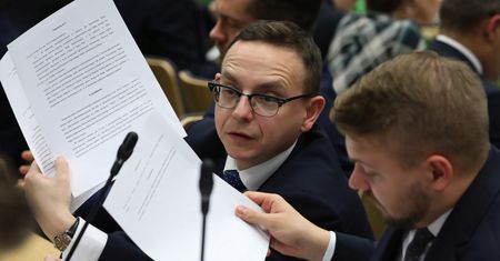 Nocne posiedzenia Sejmu zgodne z prawem. Najgorzej mają szeregowi pracownicy