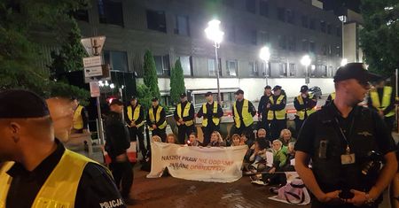 Kilkadziesiąt osób protestowało pod Sejmem