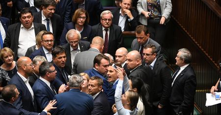 Prokuratura bada awanturę w Sejmie. Biegli ocenią obrażenia posła PiS