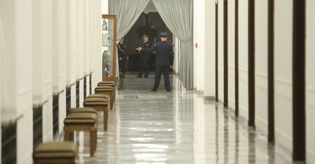 Sejm. Słynna kotara z czasów Marka Kuchcińskiego wciąż na Wiejskiej. "Pani Witek nie zawiodła"