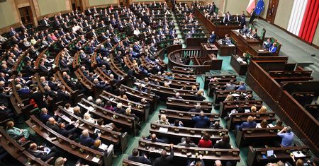 Prawo pisane na kolanie. Ustawodawca nie zwalnia i pisze coraz więcej przepisów