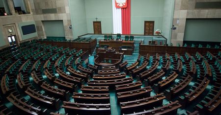 Najnowszy sondaż: PiS lekko traci, opozycja trochę zyskuje