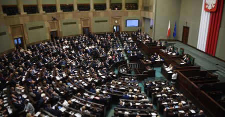 Sondaż. Pięć partii w Sejmie, PiS bez samodzielnej większości