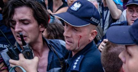 Policjant miał mówić: "Podduś go bardziej". Nowe nagrania z przepychanek przed Sejmem