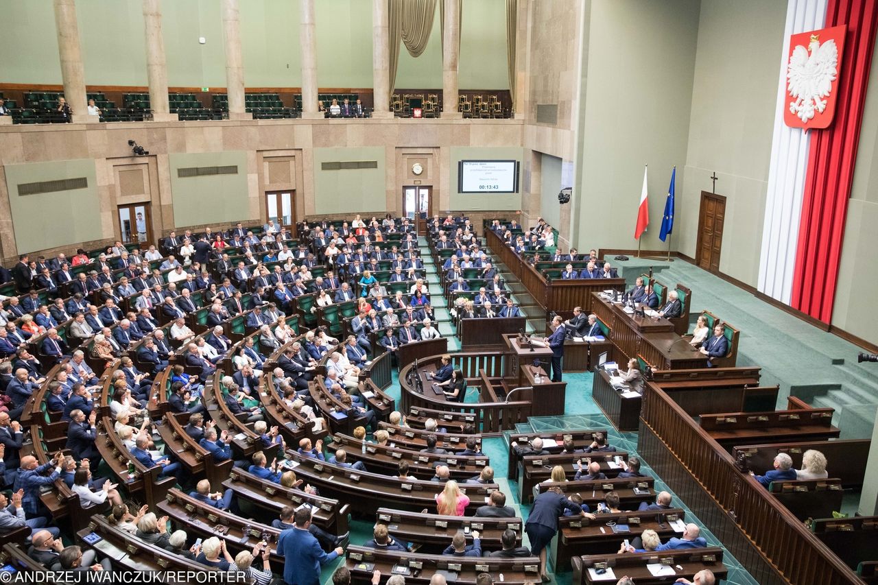 Sondaż: Zdecydowana przewaga PiS nad PO-KO. Cztery ugrupowania w Sejmie