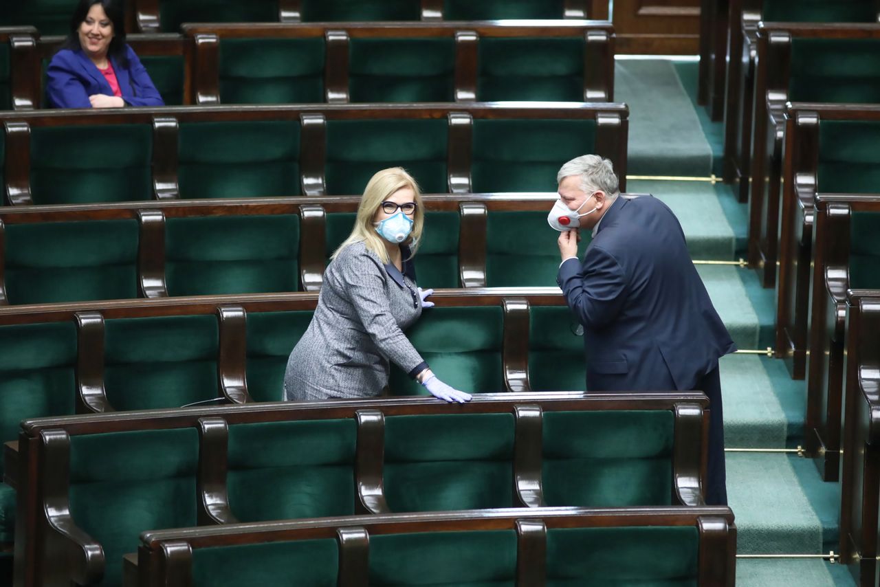 Koronawirus w Polsce. Maseczka na czole, czyli Sejm podczas epidemii. Posłowie się tłumaczą