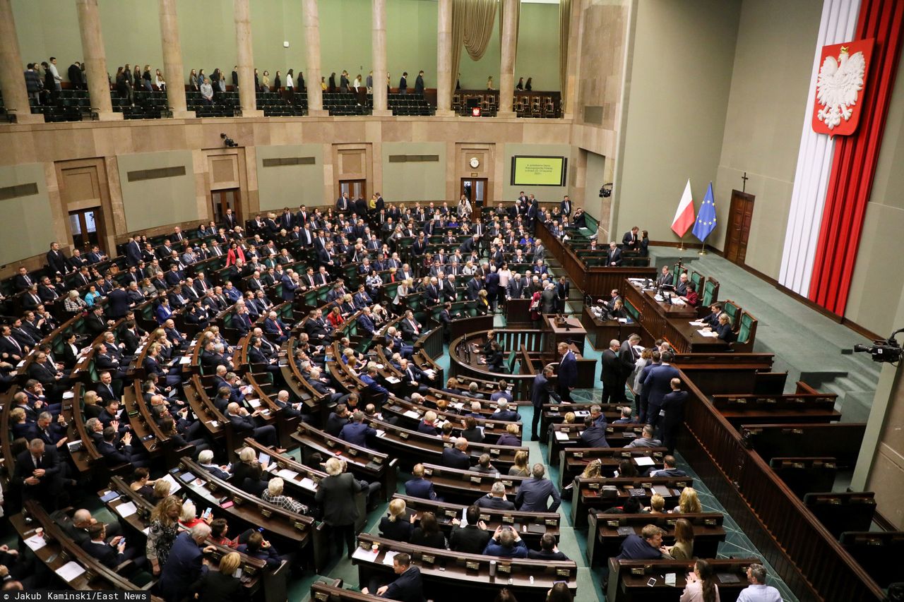 Poparcie dla PiS rośnie. W Sejmie łącznie pięć ugrupowań