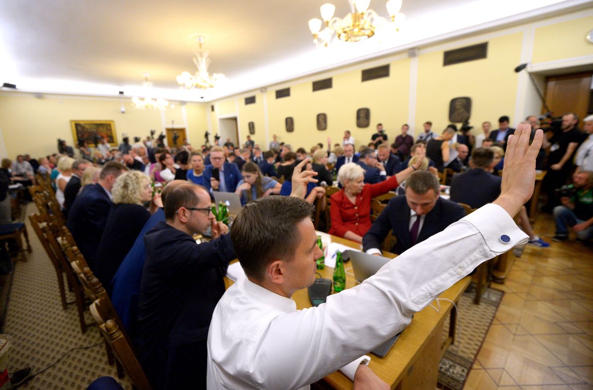 PiS z tarczą, opozycja na tarczy. Burzliwe obrady sejmowej komisji