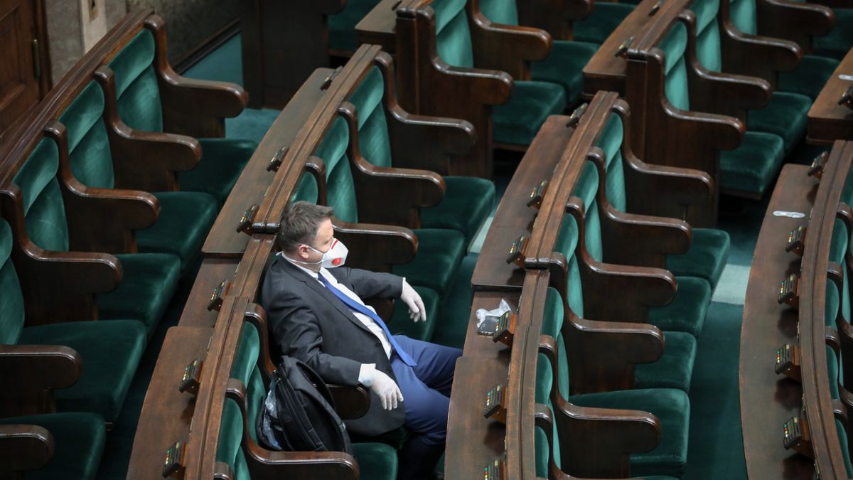 Głosowanie zdalne możliwe było dzięki temu, że w czwartek posłowie zmienili regulamin Sejmu